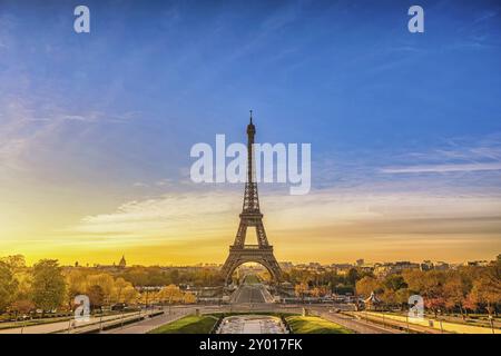 Parigi Francia alba skyline della città alla Torre Eiffel e Trocadero Gardens Foto Stock