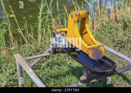 Metallo acqua potabile pompa nel prato vicino torrente Foto Stock