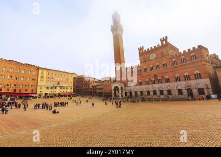 Siena, Italia, 25 ottobre 2018: Panorama di Piazza campo o Piazza del campo con Torre del Mangia e gente nella città toscana, Europa Foto Stock