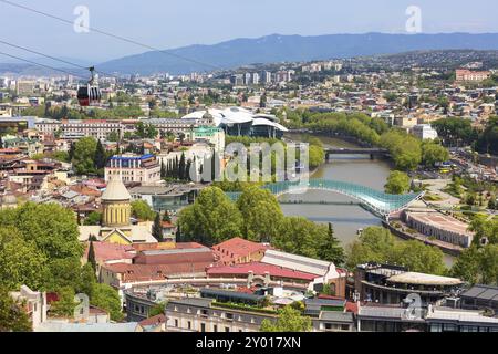 Tbilisi, Georgia, 29 aprile 2017: Cabine della funivia rossa di Tbilisi e vista panoramica aerea dello skyline della città, Asia Foto Stock