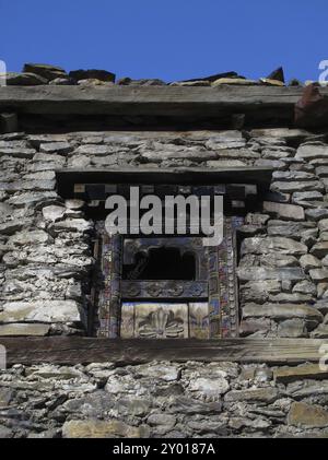 Splendida finestra antica, fotografata a Manang, Nepal, Asia Foto Stock