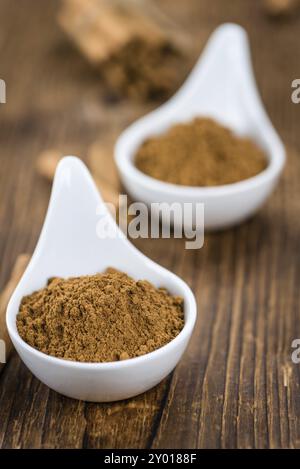 Fatta fresca cannella in polvere su un sfondo vintage (close-up shot) Foto Stock