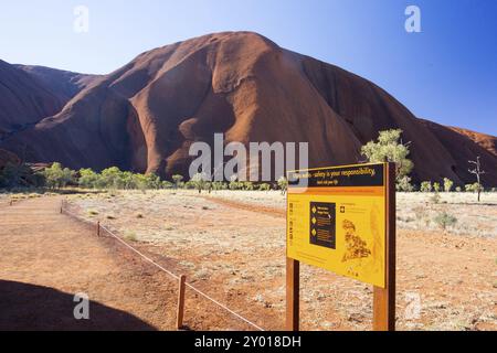 La faccia meridionale di Uluru sulla Kuniya Walk in un inverno limpido#39, nel pomeriggio nel territorio del Nord, in Australia, Oceania Foto Stock