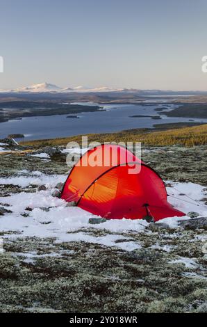 Tenda a Engerdalsfjellet con vista sul lago Isteren, Hedmark Fylke, Norvegia, ottobre 2011, Europa Foto Stock