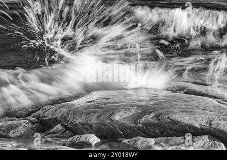 Surf schizzi contro rocce sulla riva del lago Vaenern, Vaermland, Svezia, maggio 2012, Europa Foto Stock