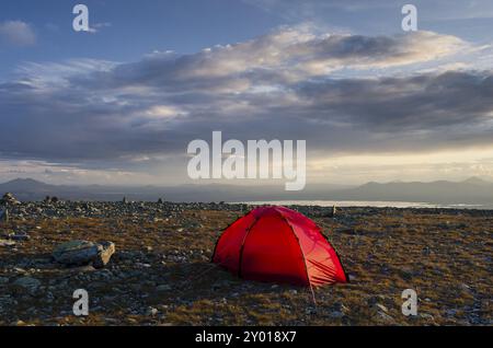 Tenda sul monte Elgahogna che si affaccia sul lago Femunden, il parco nazionale Femundsmarka, Hedmark Fylke, Norvegia, luglio 2011, Europa Foto Stock