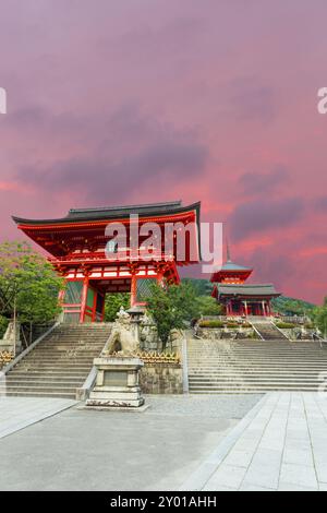 Un cielo azzurro e limpido dietro Ro-Mon e la tripla pagoda all'ingresso delle scale del tempio Kiyomizu-dera in serata, senza persone presenti a Kyoto, in Giappone. Foto Stock
