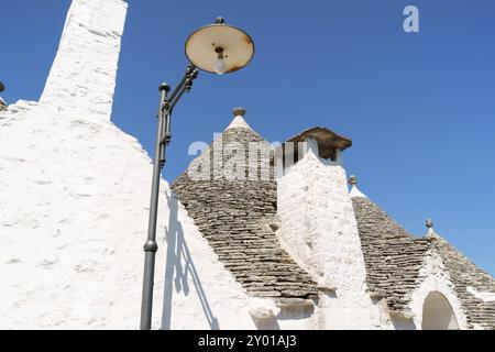 Case Trulli ad Alberobello, Puglia, Italia. Alberobello è stata fondata nel XV secolo su un terreno che in origine era una foresta di querce nella provincia di Foto Stock