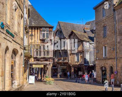 Dinan, Francia - 19 luglio 2024: Street of Dinan, una pittoresca città medievale situata nella regione della Bretagna nel nord-ovest della Francia. Foto Stock