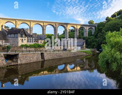 Storico viadotto sopra il Port de Dinan, che si riflette sul fiume Rance, Bretagna, Francia Foto Stock