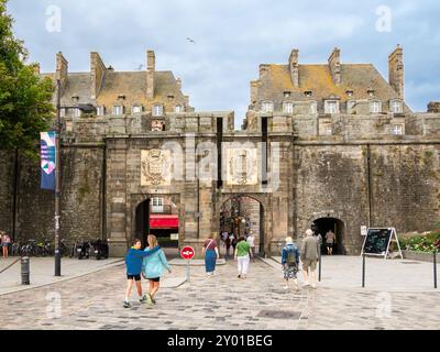 Saint Malo, Francia - 20 luglio 2024: Persone che entrano nella storica porta di Saint Malo in Bretagna Foto Stock