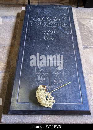 Saint Malo, Francia - 20 luglio 2024: Lapide e tomba dello scopritore del Canada, Jacques Cartier, nato a Saint-Malo nel 1491. Targa commemorativa in S Foto Stock