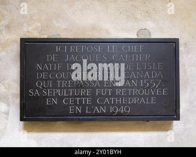 Saint Malo, Francia - 20 luglio 2024: Targa commemorativa e tomba dello scopritore del Canada, Jacques Cartier, nato a Saint-Malo nel 1491. Parco commemorativo Foto Stock