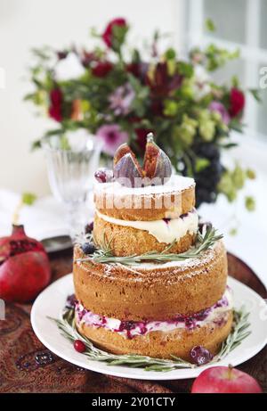 Tabella di dessert per un matrimonio. Ombre torta, tortine, dolcezza e fiori Foto Stock