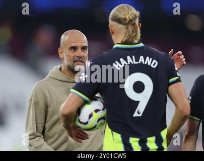 Londra, Regno Unito. 31 agosto 2024. Il capo-allenatore del Manchester City Pep Guardiola parla con Erling Haaland del Manchester City dopo la partita di Premier League al London Stadium di Londra. Il credito per immagini dovrebbe essere: Paul Terry/Sportimage Credit: Sportimage Ltd/Alamy Live News Foto Stock