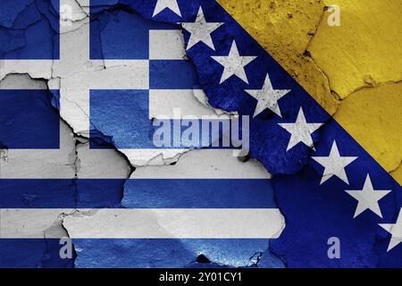 Bandiere di Grecia e Bosnia ed Erzegovina dipinte su un muro incrinato Foto Stock