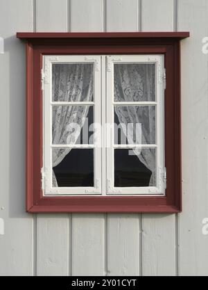 Finestre con facciata in legno a Laufas, Islanda, Europa Foto Stock