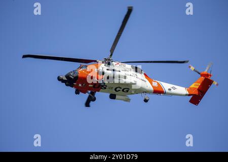 Manitowoc, WI USA Giugno 3 2022 : elicottero US Coast Guard in azione sul porto di Manitowoc Foto Stock