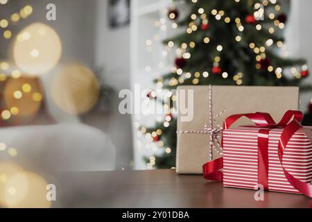 Natale, Capodanno sfondo con spazio copia. Piano tavolo vuoto in legno, composizione abete decorato sfocato, luce bokeh brillante Foto Stock