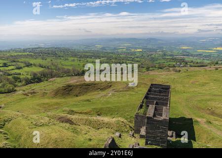 Ammira il paesaggio dello Shropshire da Titterstone Clee vicino a Cleeton, Shropshire, Inghilterra, Regno Unito, con rovine di vecchi edifici in cava Foto Stock