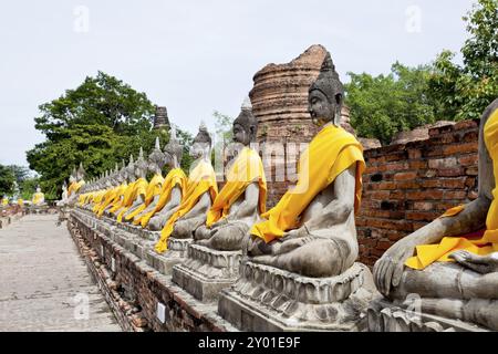 Immagine di una fila di buddha a wat yai chai mongkol, ayutthaya, thailandia Foto Stock