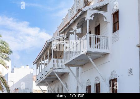 Tradizionali edifici arabi bianchi con finestre e balconi in legno decorati, Mutrah, Mascate, sultanato dell'Oman Foto Stock