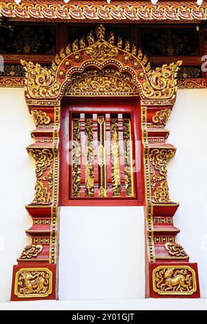 Decorazioni sulla finestra del tempio in stile lanna, thailandia Foto Stock