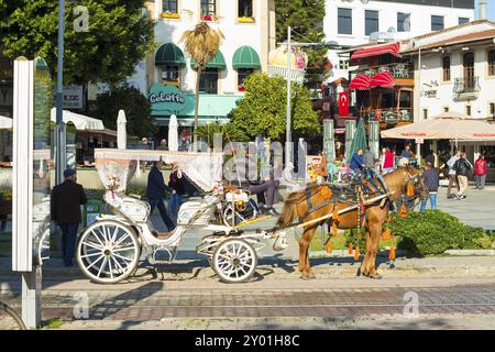 Antalya, Turchia, 28 novembre 2017: Attesa carrozza trainata da cavalli per i turisti a Kaleici vista laterale della città vecchia, Asia Foto Stock