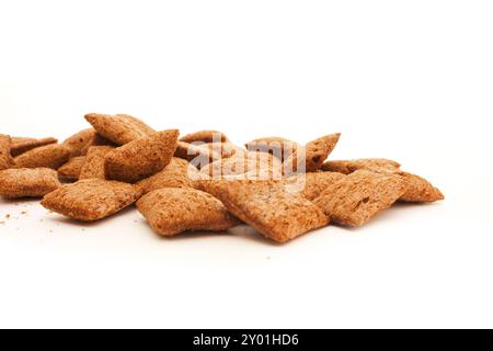 Manciata di biscotti di mais isolati su bianco Foto Stock