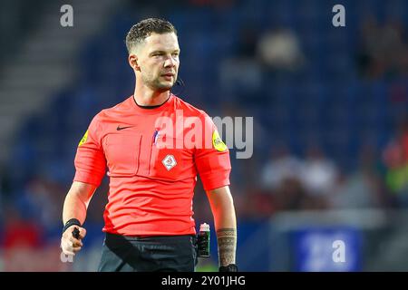 Heerenveen, Paesi Bassi. 31 agosto 2024. HEERENVEEN, PAESI BASSI - AGOSTO 31: L'arbitro Robin Hensgens guarda al match olandese Eredivisie tra sc Heerenveen e NAC Breda all'Abe Lenstra Stadion il 31 agosto 2024 a Heerenveen, Paesi Bassi. (Foto di Pieter van der Woude/Orange Pictures) credito: Orange Pics BV/Alamy Live News Foto Stock