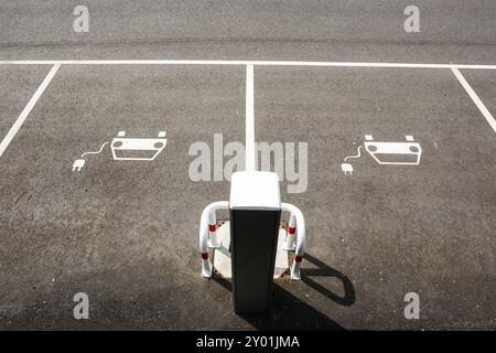 Parcheggio con stazioni di ricarica per auto elettriche, pittogramma, Duesseldorf, Germania, Europa Foto Stock