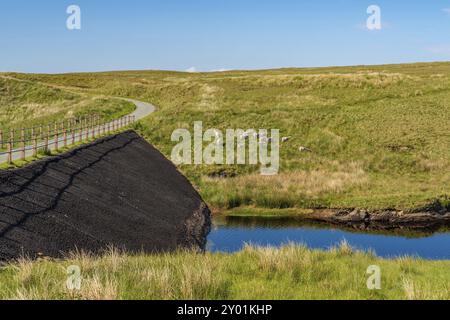 Strada rurale in Galles, passando Aled Isaf, Conwy, Wales, Regno Unito Foto Stock