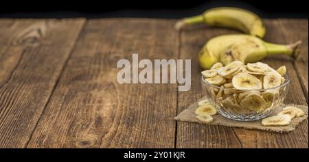 Porzione di primo piano di Chip di banana essiccate fresche, messa a fuoco selettiva Foto Stock