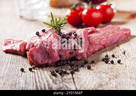 Carne, cruda, vitello, bistecche, manzo, rosmarino, cottura, pomodoro, fresco, rosso, isolato, tagliato, sfondo, macellaio, lombata, bianco, cibo, maiale, crudo, dieta, Foto Stock