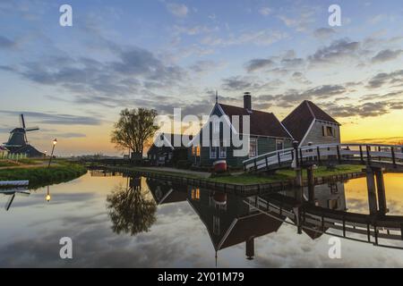 Amsterdam Paesi Bassi, Sunrise a Zaanse Schans Village con mulino a vento olandese e la casa tradizionale Foto Stock