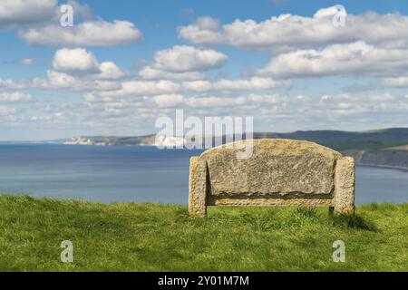 Banco di pietra a lungo la costa sud occidentale percorso con una veduta della Jurassic Coast, vicino Worth Matravers, Jurassic Coast, Dorset, Regno Unito Foto Stock