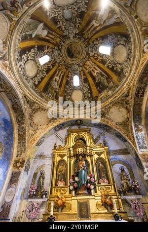 Cupola con i quattro evangelisti che circondano la scena dell'Incoronazione della Vergine, chiesa del XVI secolo, santuario di origine romana di Santa Maria de Foto Stock