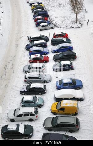 Auto in un parcheggio in inverno. Auto in un parcheggio d'inverno Foto Stock