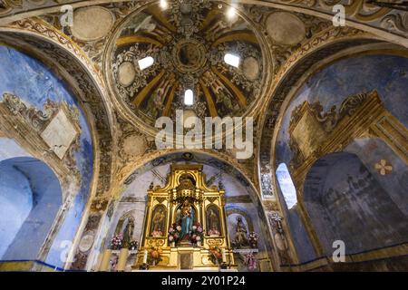 Cupola con i quattro evangelisti che circondano la scena dell'Incoronazione della Vergine, chiesa del XVI secolo, santuario di origine romana di Santa Maria de Foto Stock