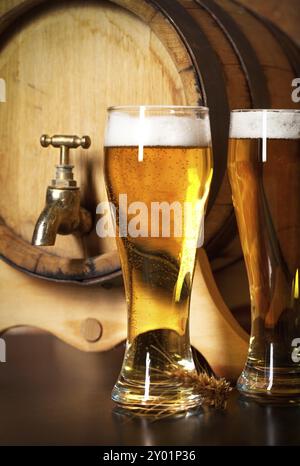 Ancora in vita con una birra dal vetro Foto Stock