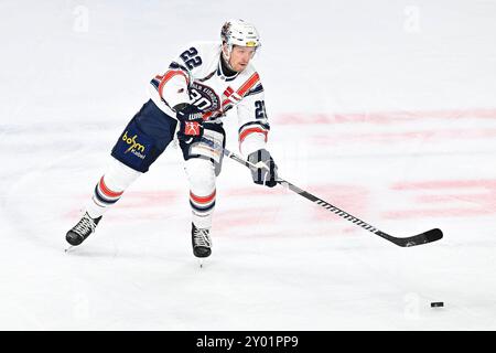 Eishockey DEL 24/25: Timocom NRW-Cup Krefeld Pinguine vs Iserlohn Roosters AM 31.8.2024 in der Yayla Arena a Krefeld Iserlohns John Broda (Nr.22) foto: Osnapix Foto Stock