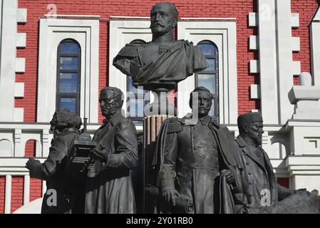 Mosca, Russia, 14 marzo 2016. Monumento ai fondatori della ferrovia russa sullo sfondo della stazione di Kazansky, in Europa Foto Stock