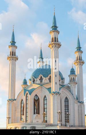 Vista della moschea dei minareti Kul-Sharif al tramonto. Russia, Tatarstan Foto Stock
