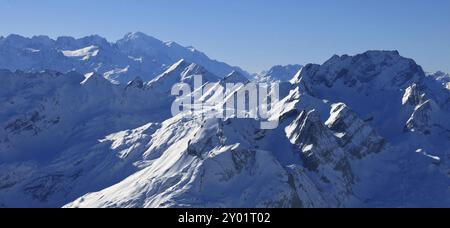 Vista distante del Monte bianco. Giornata invernale limpida nelle Alpi svizzere Foto Stock