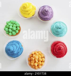 Rainbow Happy Birthday tortine su sfondo bianco con spazio di copia Foto Stock