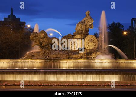 Fontana Cibeles di notte nella città di Madrid, Spagna. Fontana dal 1782 su Plaza de Cibeles raffigura Cibele, la Grande Madre e dea romana di ferti Foto Stock