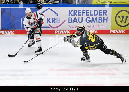 Eishockey DEL 24/25: Timocom NRW-Cup Krefeld Pinguine vs Iserlohn Roosters AM 31.8.2024 in der Yayla Arena a Krefeld Iserlohns Manuel Alberg (Nr.63) gegen Krefelds David Cerny (Nr.29) foto: Osnapix Foto Stock