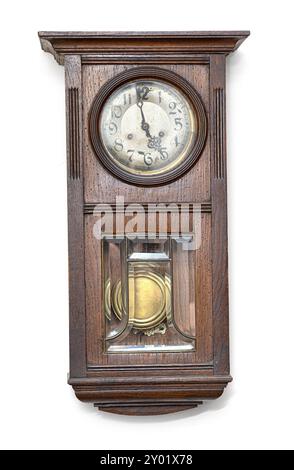 Antichi orologi da parete in legno fatti a mano Dettagli macro appesi al bianco con percorso di ritaglio Foto Stock