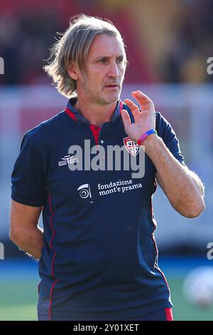 Lecce, Italia. 31 agosto 2024. Davide Nicola allenatore del Cagliari calcio guarda prima della partita tra l'US Lecce e il Cagliari calcio allo stadio Ettore Giardiniero - via del Mare a Lecce (Italia), 31 agosto 2024. Crediti: Insidefoto di andrea staccioli/Alamy Live News Foto Stock