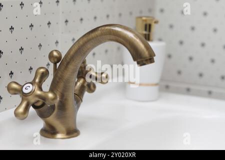 Un rubinetto d'acqua in bagno Foto Stock